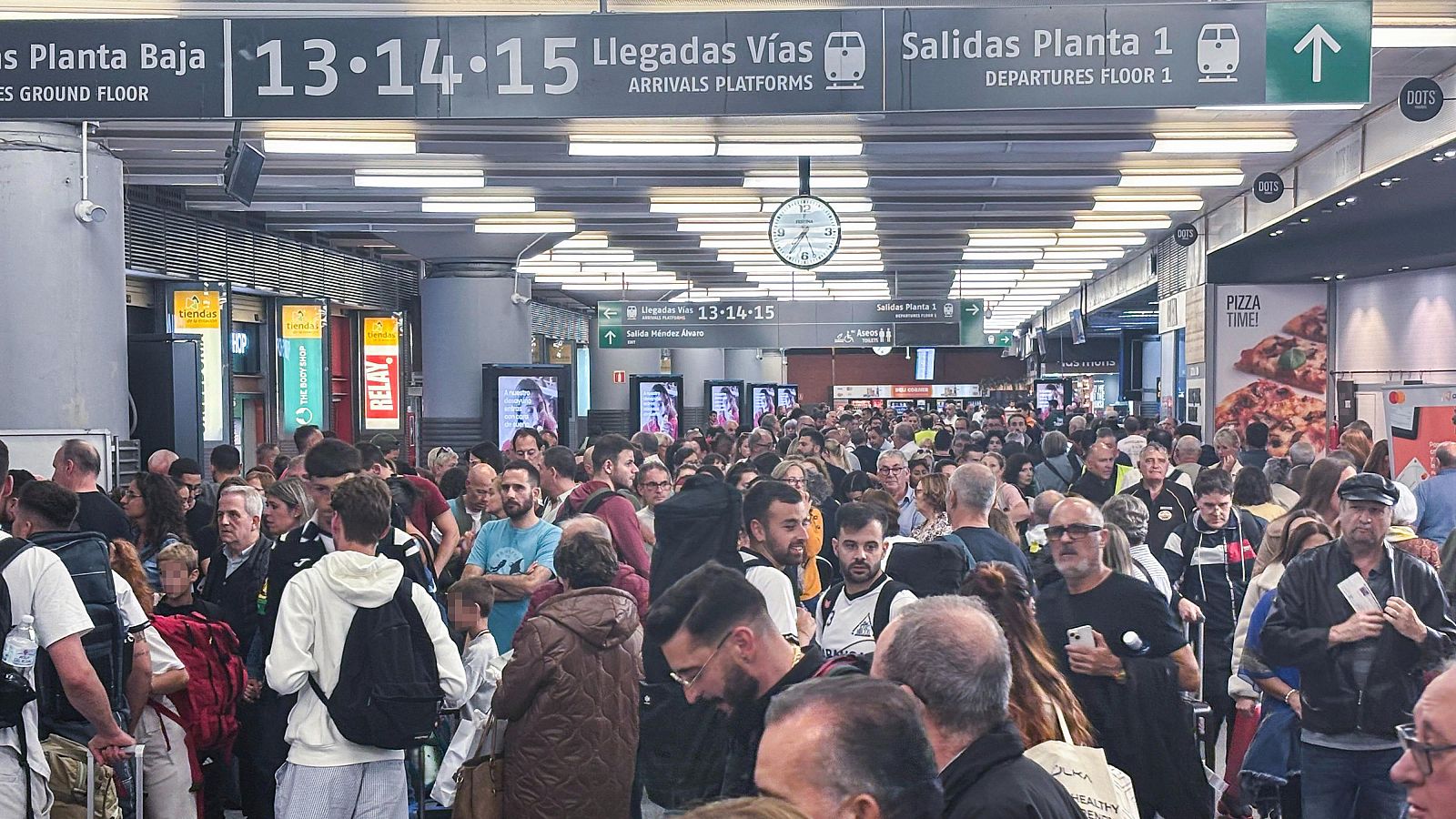 Dos incidencias en la red de AVE en Madrid cortan la circulación en Atocha y Chamartín | Ver