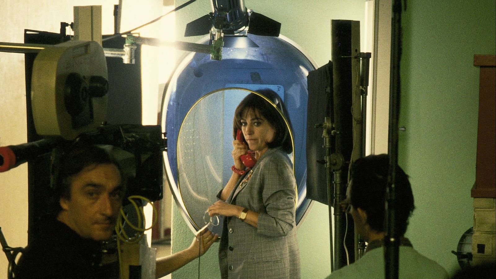 Viaje a las 'habitaciones' de Pedro Almodóvar - Telediario Fin de Semana | Ver