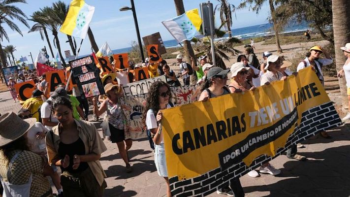 Telediario Fin de Semana - Varias manifestaciones recorren Canarias contra los "excesos" del turismo