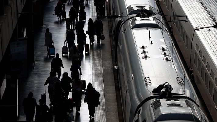 Telediario Fin de Semana - Más de 30 trenes suspendidos tras descarrilar un tren en el túnel que une las estaciones de Atocha y Chamartín