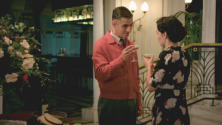 Salón de té La Moderna - Cañete le prepara una sorpresa a Teresa