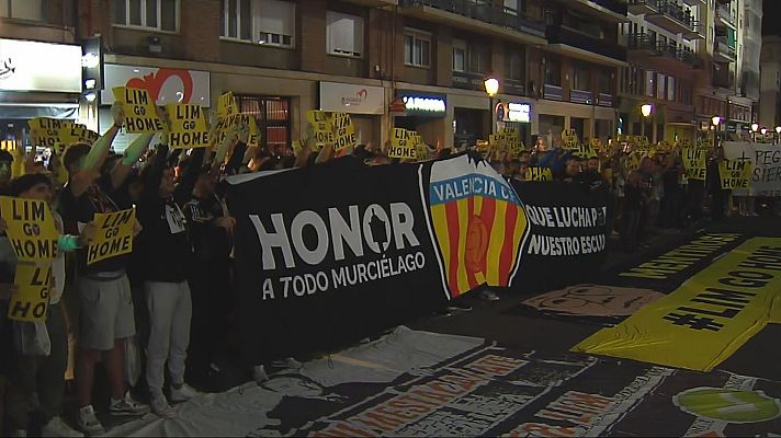 Telediario 2 - La afición valencianista protesta en Mestalla contra Peter Lim