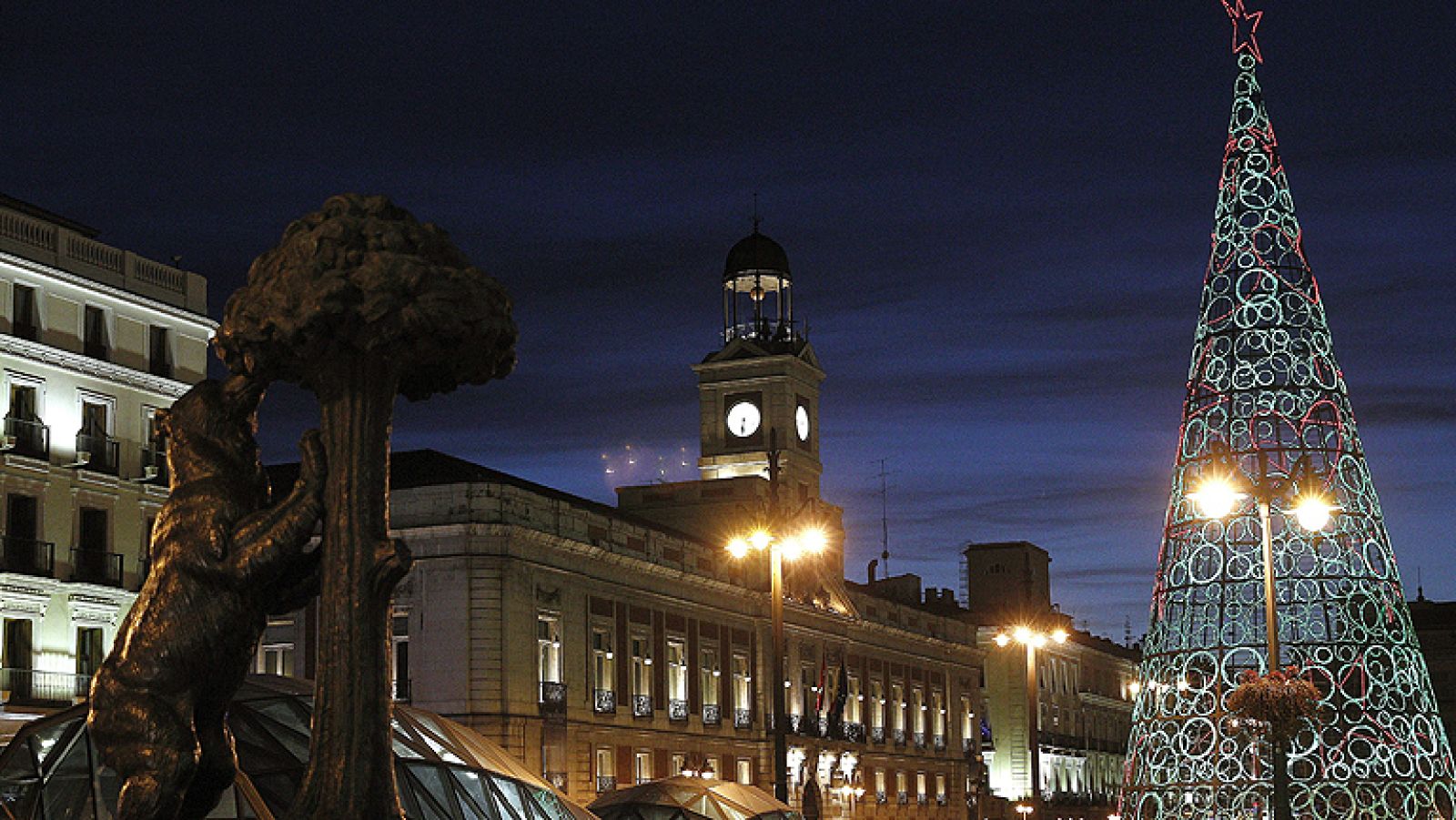 Cientos de personas llenan la Puerta del Sol para tomarse las 'preuvas' | Ver