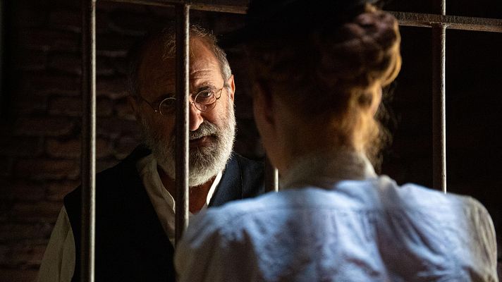 La promesa - La Promesa: Rómulo confiesa a Pía el asesinato de Gregorio