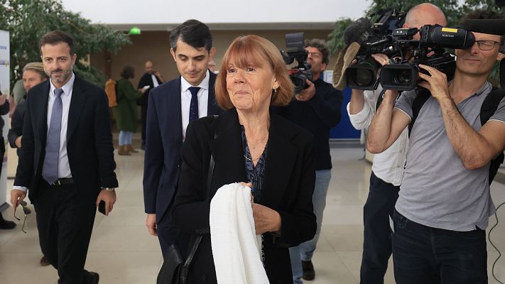 Telediario 1 - Entre aplausos y flores: así reciben a Gisèle Pelicot a tras declarar en el juicio por violación múltiple
