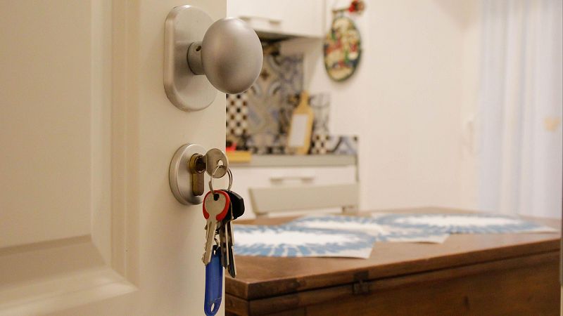 Denuncia a Sareb por cláusulas abusivas en contratos de alquiler - Telediario 1 | Ver