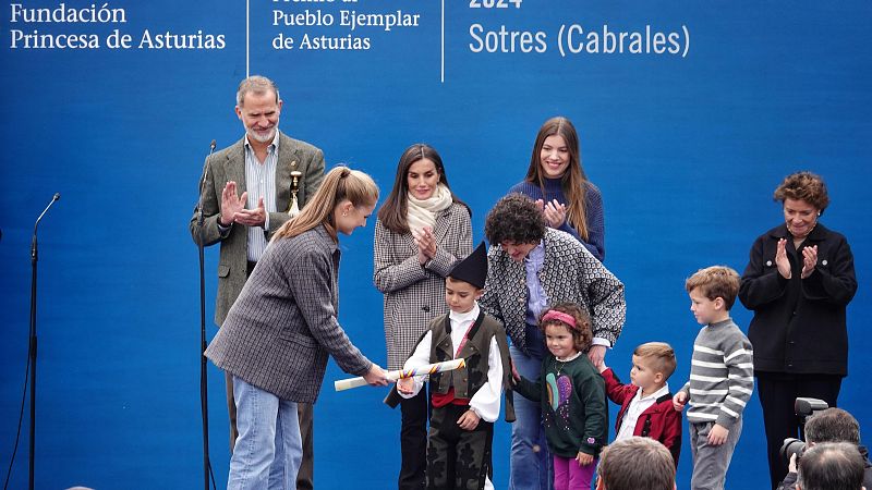 La familia real visita Sotres, Pueblo Ejemplar de Asturias 2024 | Ver