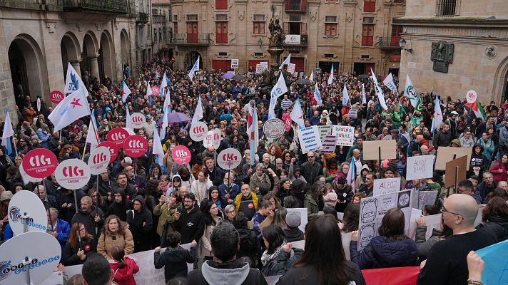Telediario Fin de Semana - Una marcha por la educación pública gallega reúne cientos de personas en Santiago de Compostela