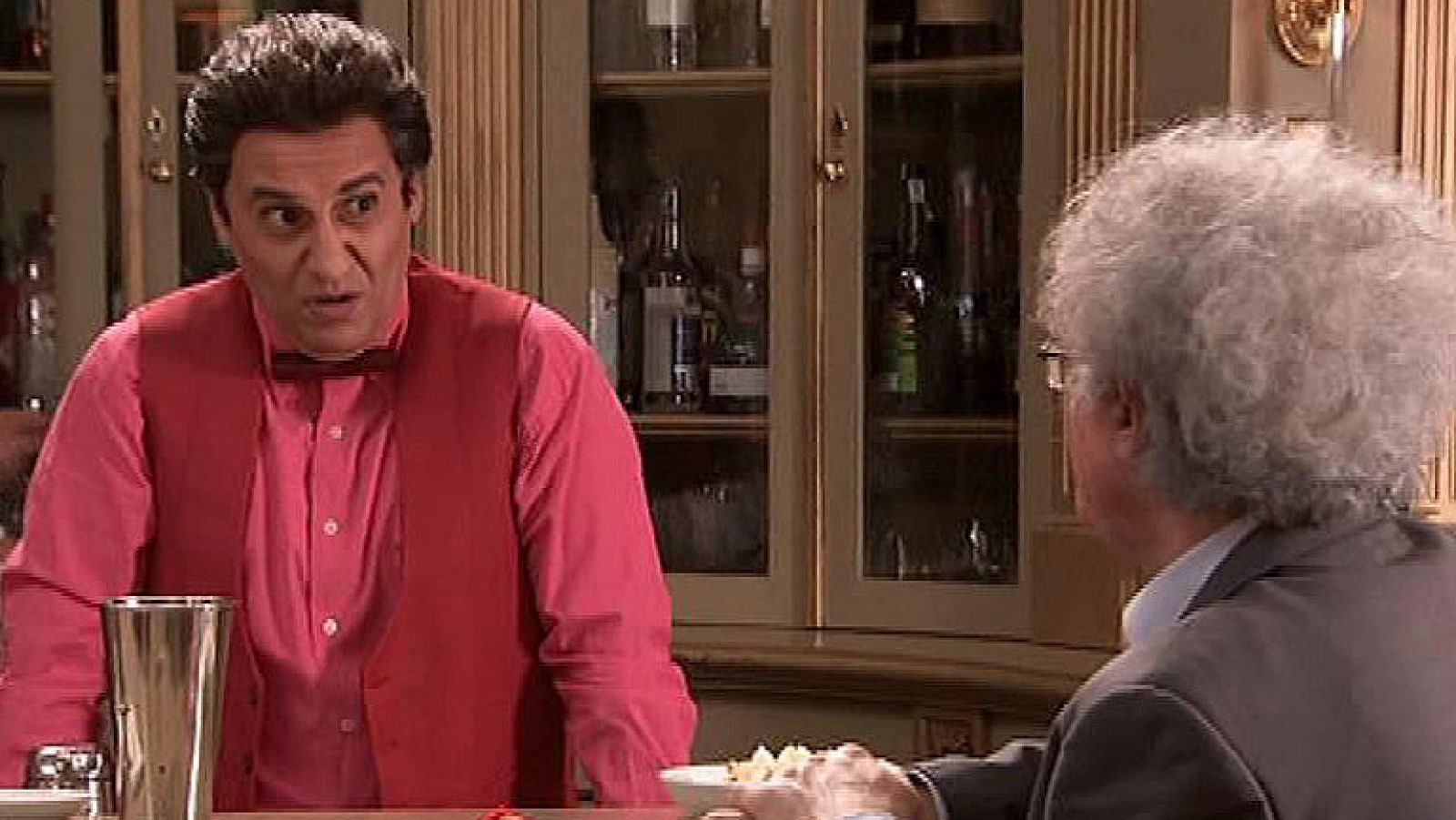 Andrés Pajares es uno de los barman de este peculiar hotel, donde tiene como primer cliente de la noche a Eduard Punset. Esta extraña amistad dará mucha vida al bar del hotel.