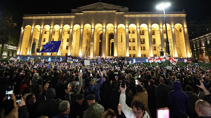  - Miles de georgianos se manifiestan frente al Parlamento del país para denunciar fraude electoral