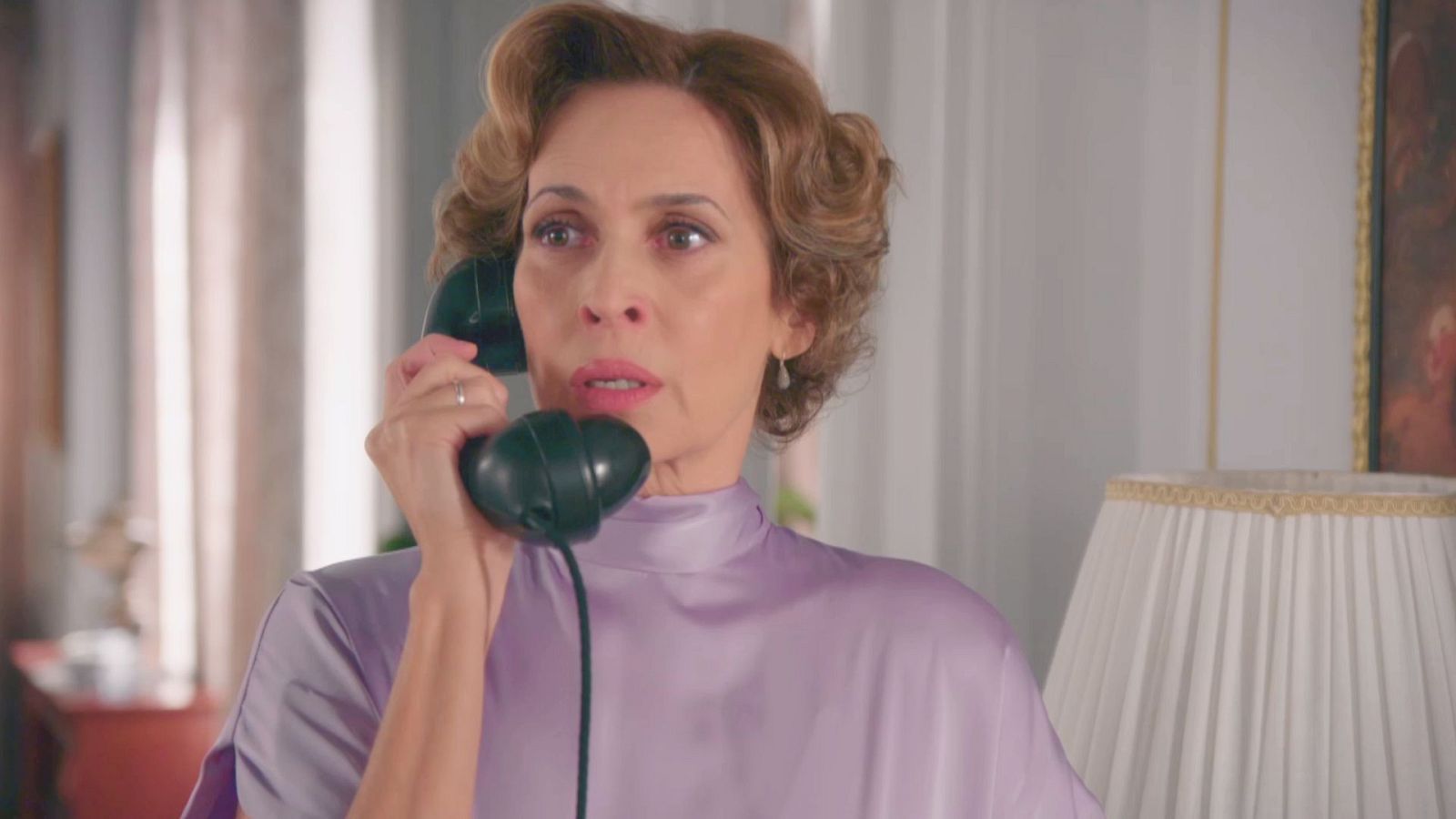 Maruja llama a César - Salón de té La Moderna | Ver