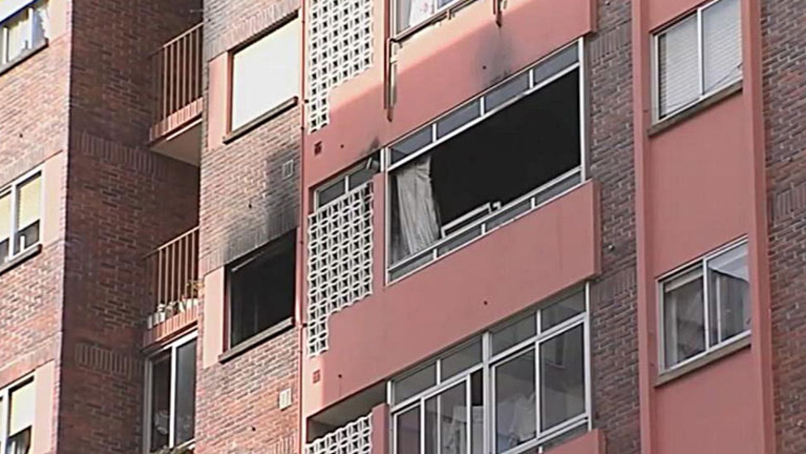 Fallece una mujer y tres bomberos resultan heridos en un incendio en Vigo