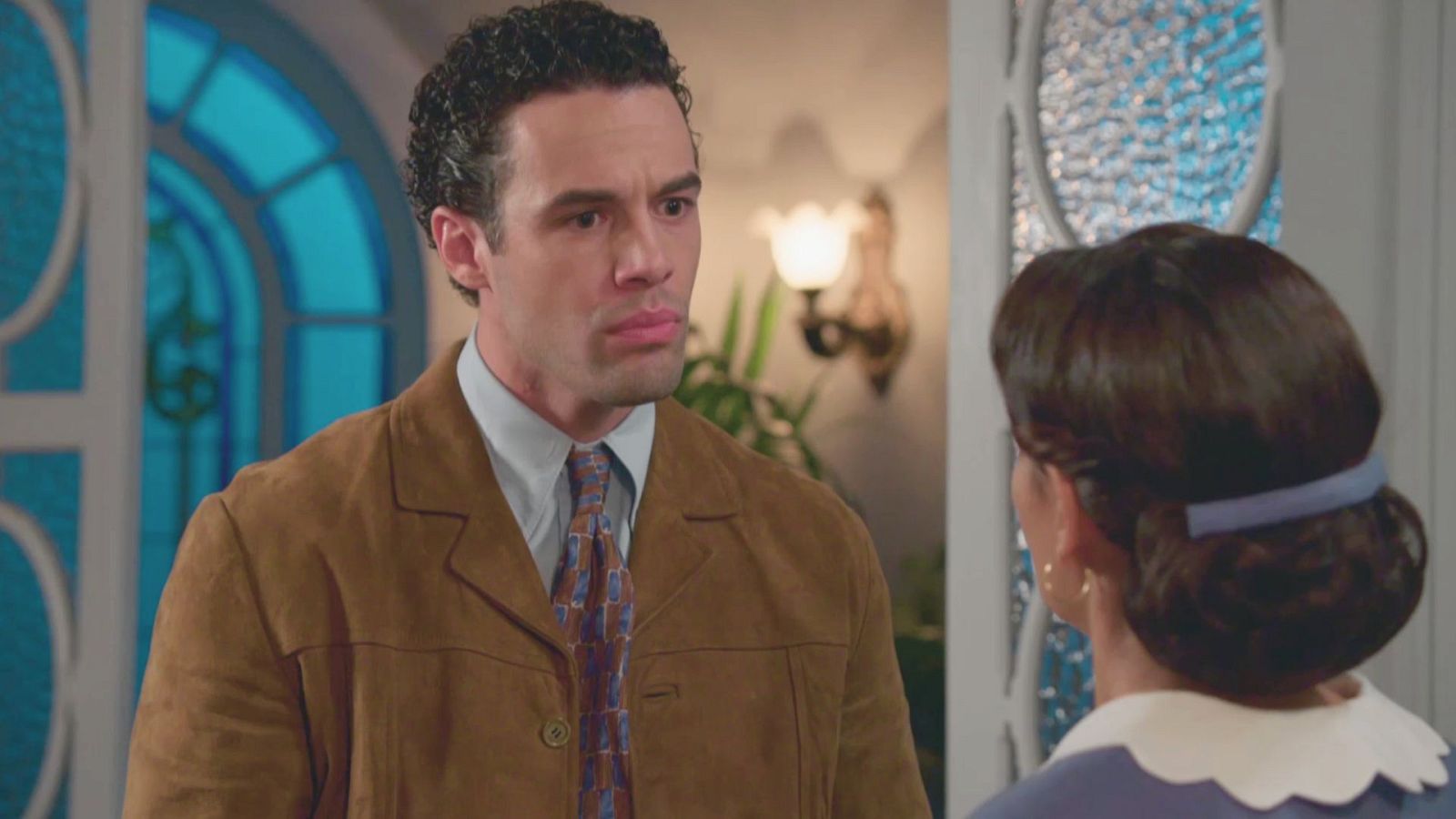 Rodrigo pilla a Pepita hablando con Emiliano - Salón de té La Moderna | Ver