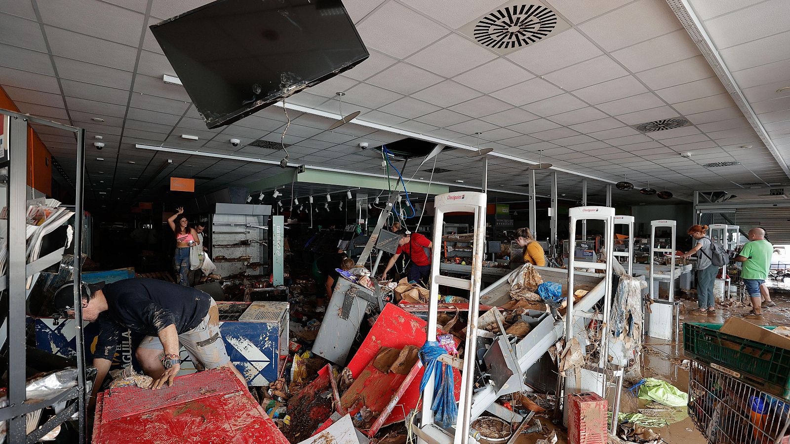 DANA en Valencia: trabajadores obligados a permanecer en sus puestos - Informativo 24h | Ver