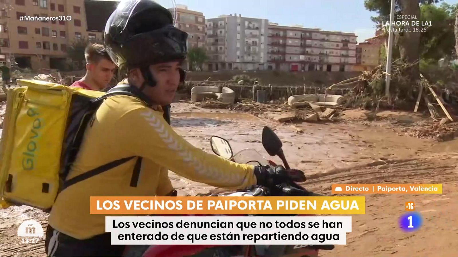 Un voluntario reparte agua en Paiporta - Mañaneros 360 | Ver