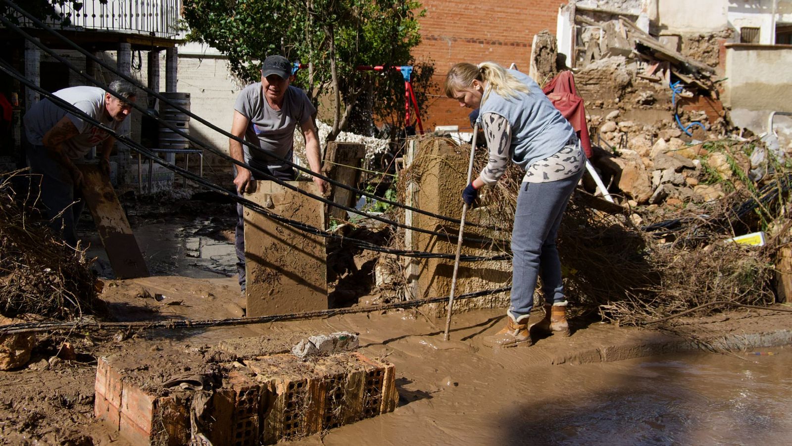 Multitud de voluntarios llegan a las zonas afectadas por la DANA | Ver