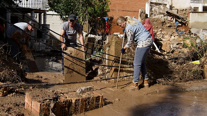 Telediario 1 - Multitud de voluntarios llegan a las zonas afectadas por la DANA para ayudar