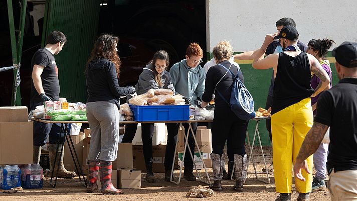 Telediario 1 - Los afectados por la DANA necesitan lo básico: agua, comida y medicamentos