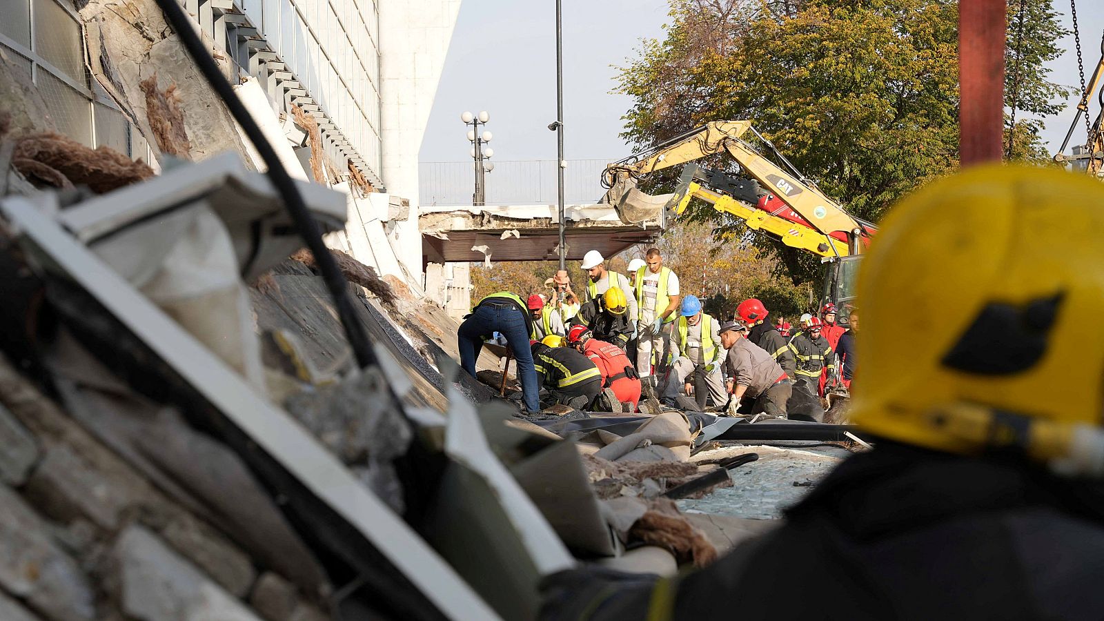 Al menos 12 muertos en Serbia por el derrumbe del techo de una estación de trenes - RTVE Noticias Vídeo | Ver