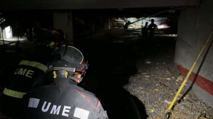 Telediario 2 - La búsqueda en túneles y garajes se extiende mientras continúan las labores de retirada de vehículos
