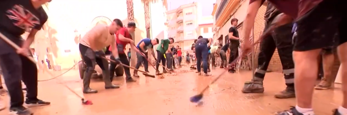 Telediario 2 - La solidaridad tras la DANA: "Hay mucho joven ayudando a mayores y eso se aprecia"