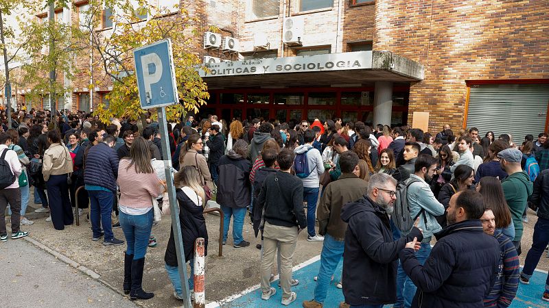 RTVE celebra su examen para informadores en la Complutense | Ver