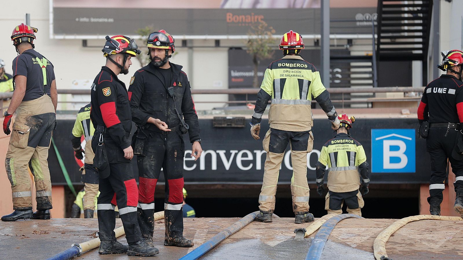 Se trabaja para achicar agua de los garajes | Ver