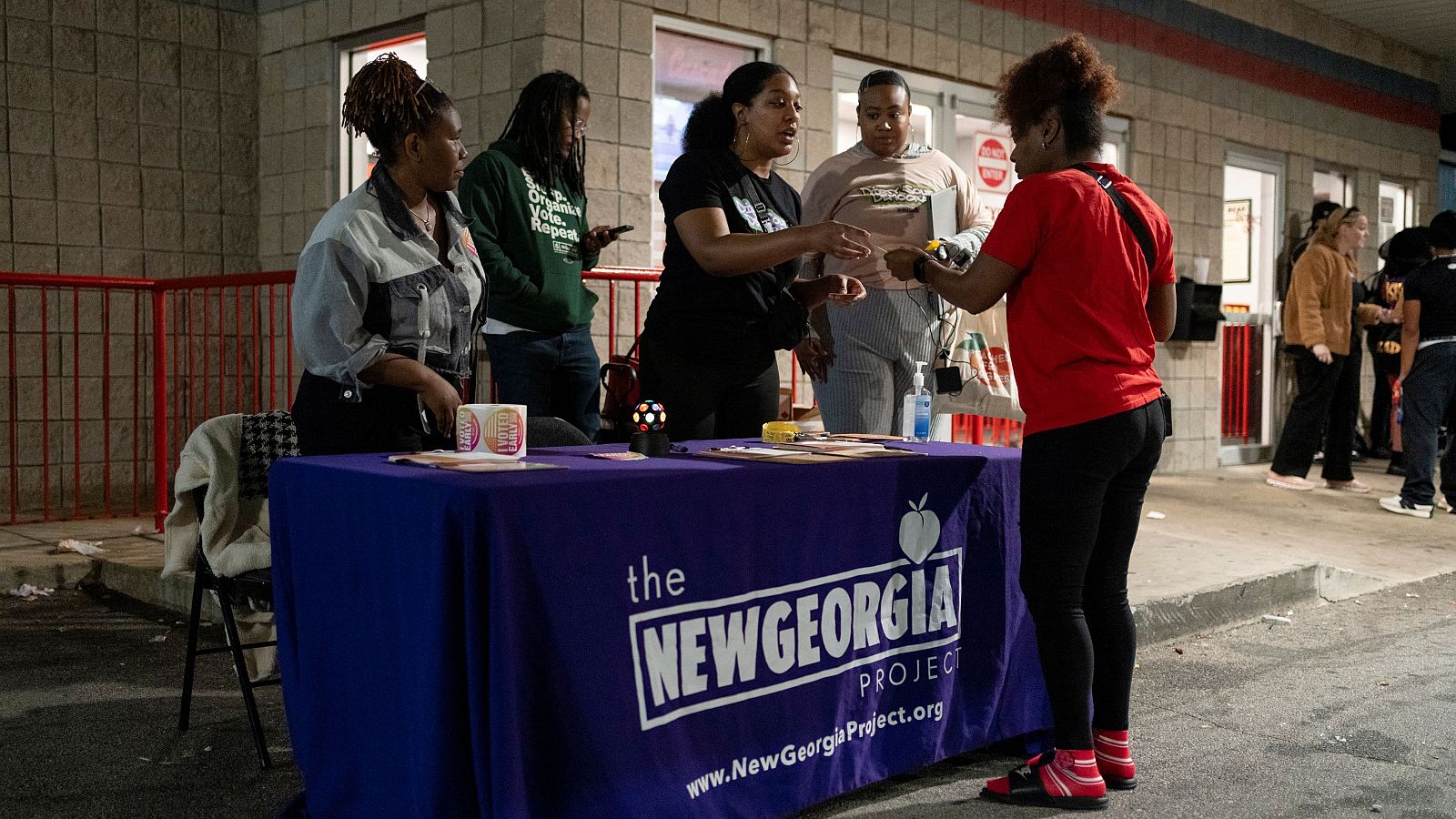 Los votantes estadounidenses opinan el último día de campaña | Ver