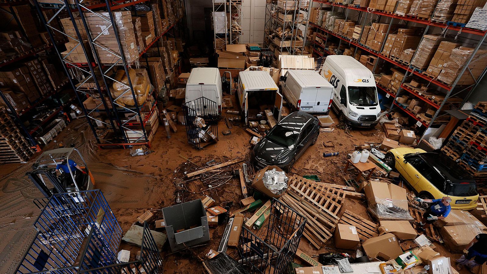 Recuperar la normalidad, tarea imposible donde toneladas de lodo cubren todo - Telediario 1 | Ver