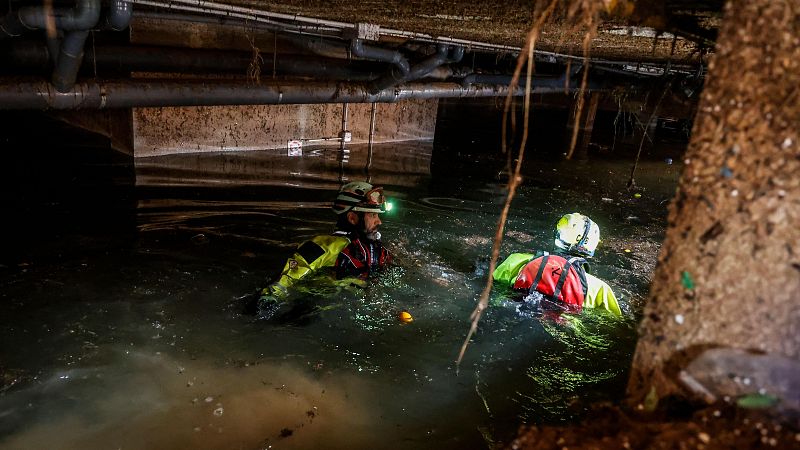 La búsqueda de desaparecidos en garajes, una de las tareas más importantes en las zonas afectadas | Ver