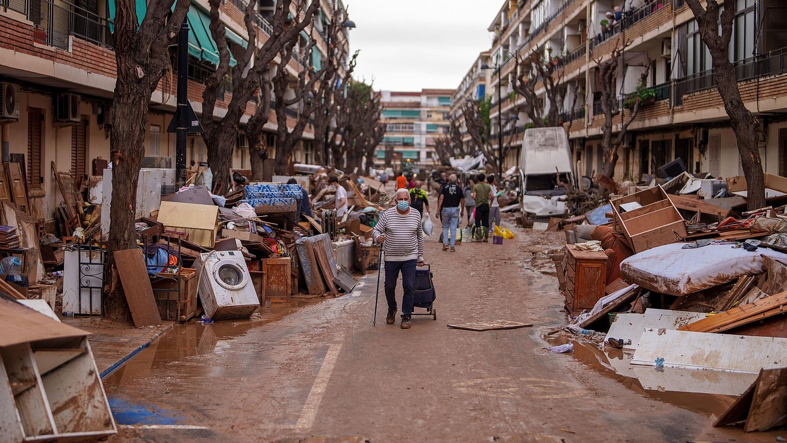 Día cero DANA: unos jóvenes salvaron a un hombre atrapado en su tienda - La hora de La 1 | Ver