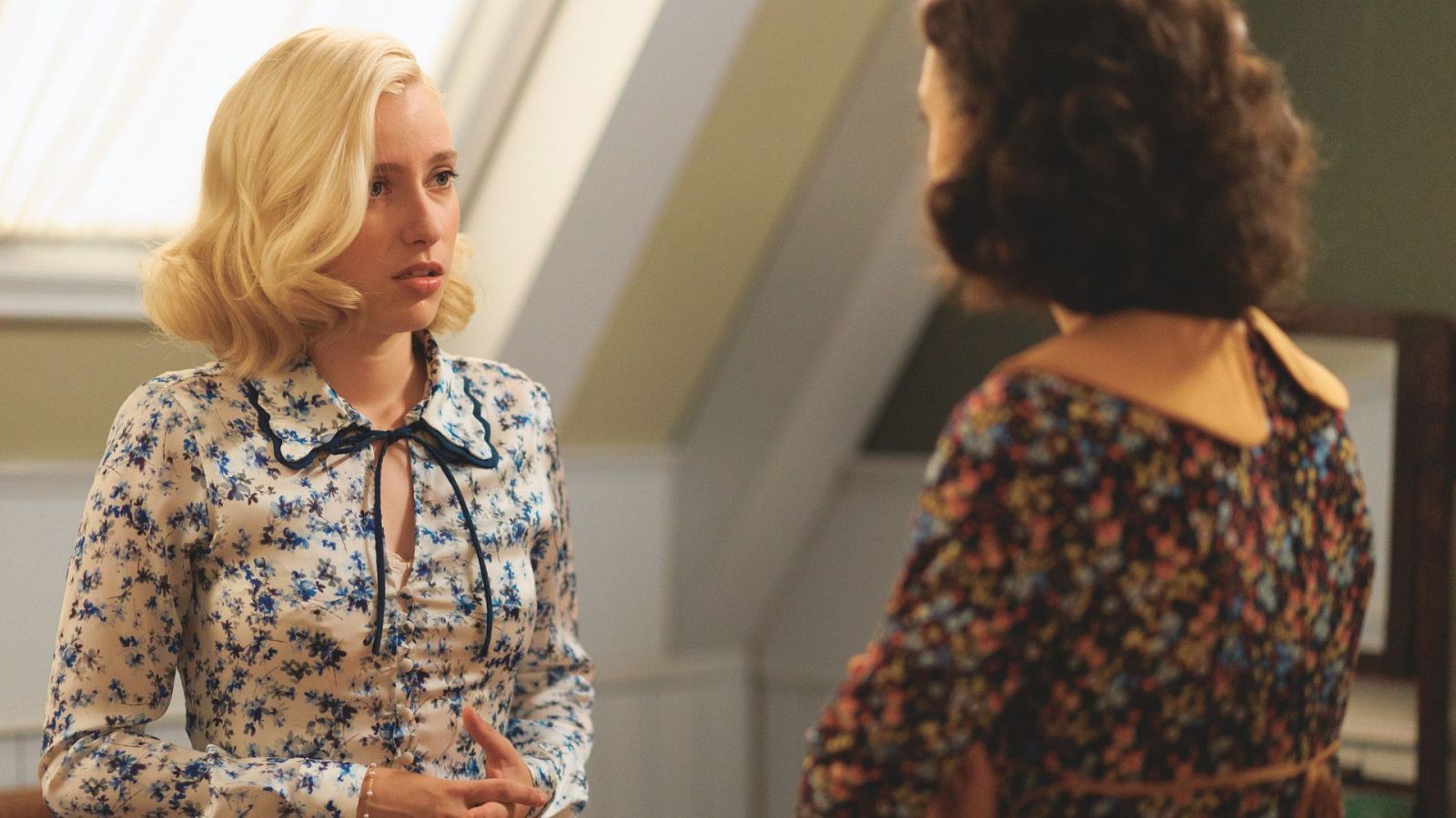 Laura le cuenta la verdad sobre Celia a Inés - Salón de té La Moderna | Ver