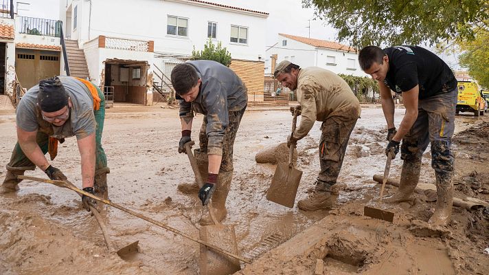 Telediario 1 - Las alcantarillas se atascan por la acumulación de lodo y dificultan las labores de limpieza