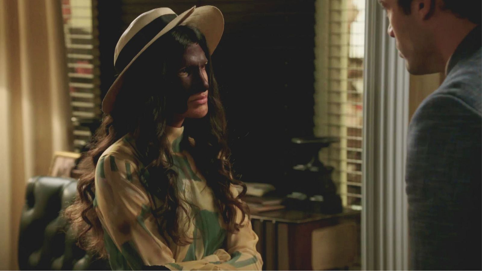 Amaya y Rodrigo dan un paso más en su venganza contra Emiliano - Salón de té La Moderna | Ver