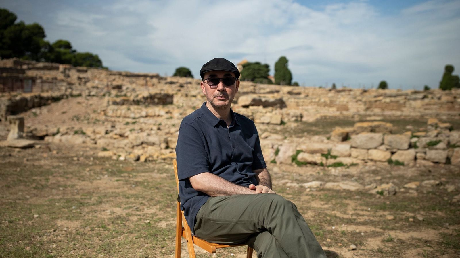 El escritor Luis Villalón presenta 'La conjura de los sabios' - Página Dos | Ver