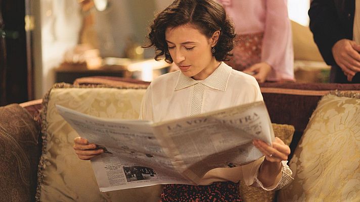 Salón de té La Moderna - Inés lee las críticas de 'La espía intrépida'