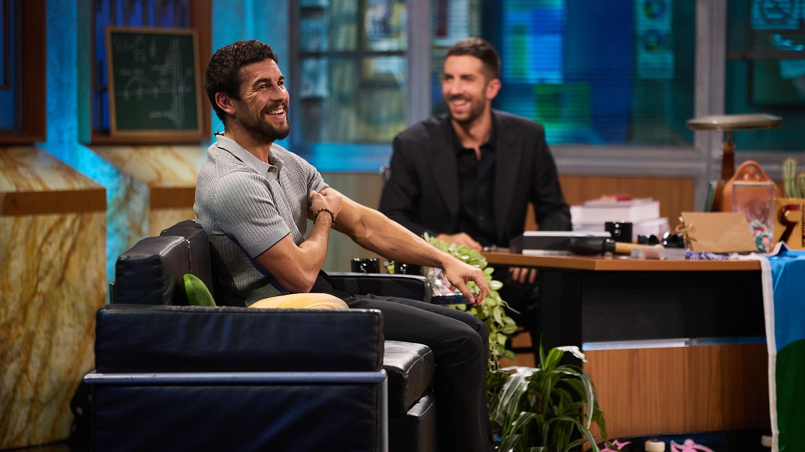 La Revuelta | ¿Está dispuesto a ponerse pelo Mario Casas? 7/11/24 - La Revuelta | Ver