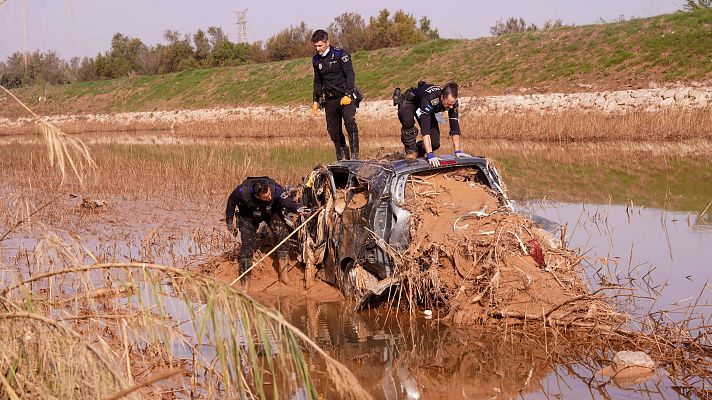 Telediario 2 - Fuerzas de seguridad, vecinos y voluntarios siguen buscando víctimas en las zonas afectadas por la DANA