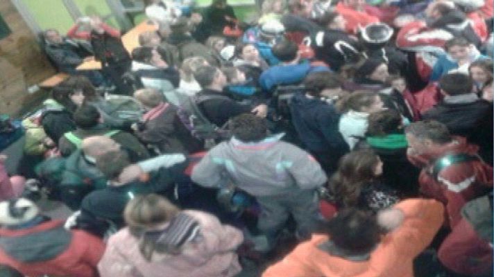 Informativo 24h - Evacuados más de la mitad de los más de mil esquiadores aislados en Panticosa por viento