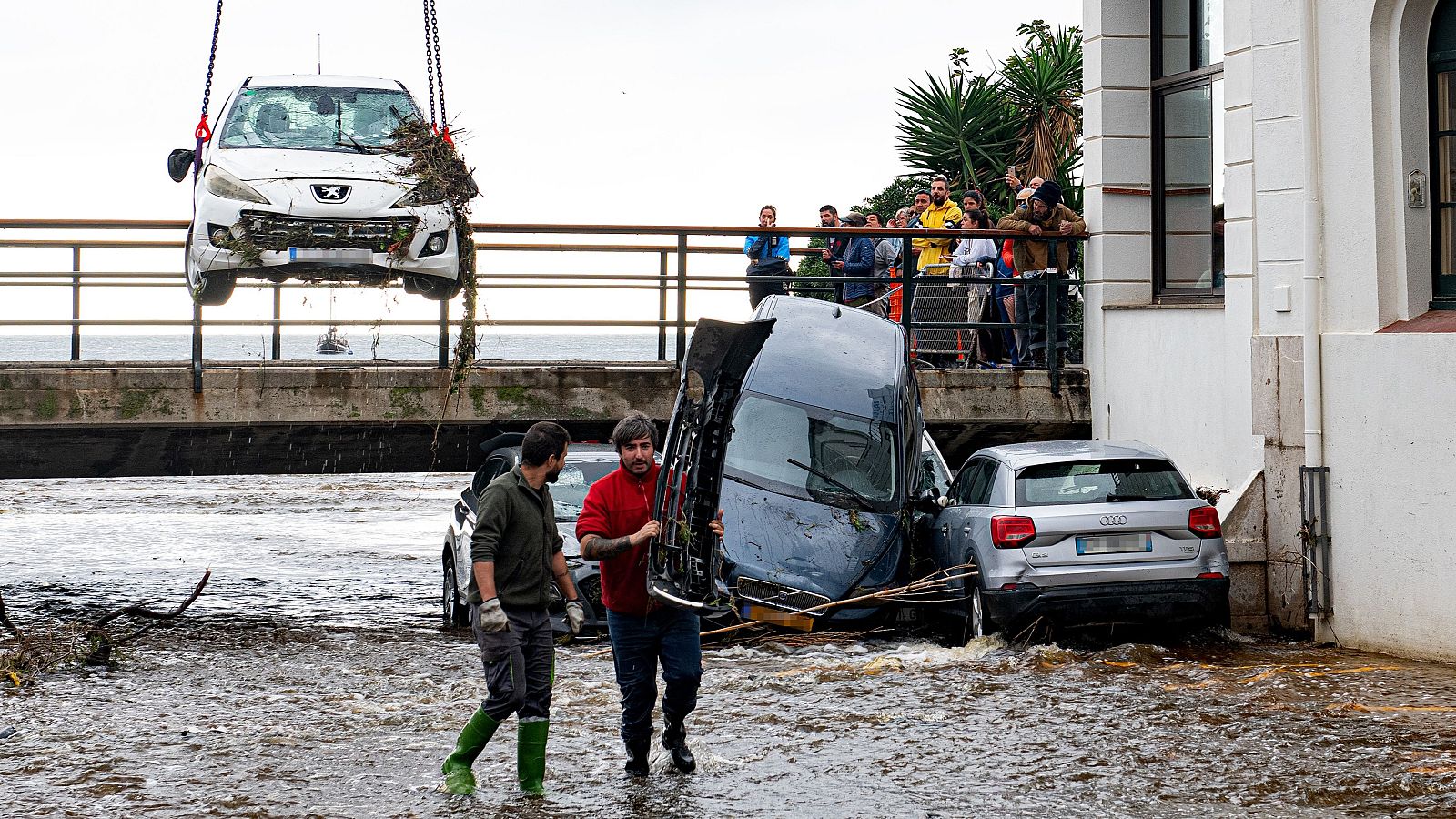 Una riada en Cadaqués, Girona, arrastra 32 vehículos - La hora de La 1 | Ver