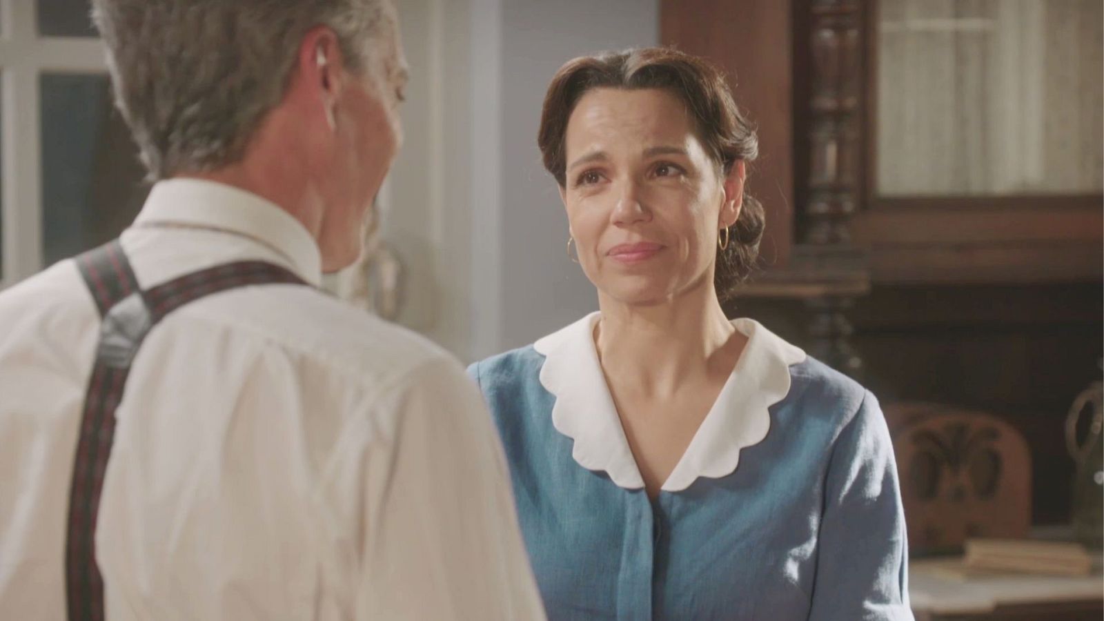 Emiliano consuela a Pepita - Salón de té La Moderna | Ver