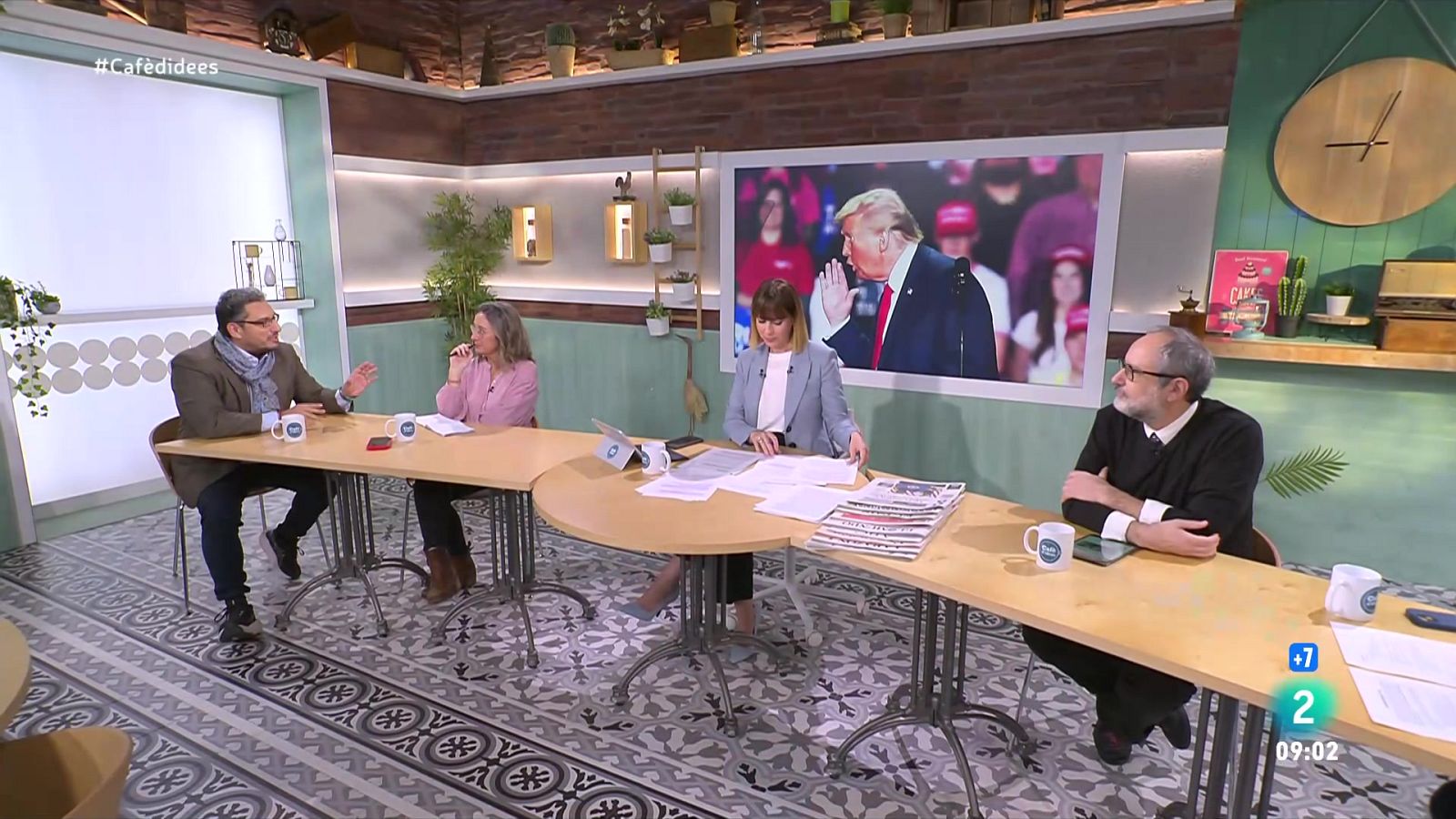 La directora presenta la pel·lícula 'Yo no soy esa'. Parlem dels infants amb la psicòloga Eva Porta. I Lluís Pastor analitza el president electe dels EUA