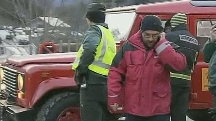 Telediario 1 - Trasladan a mil esquiadores tras el cierre de remontes en la  estación de Panticosa