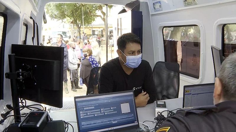 La Policía abre oficinas móviles en los pueblos afectados por la DANA para duplicados de DNI - Telediario 1 | Ver