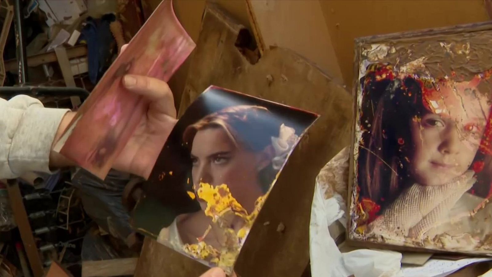 Un equipo de restauradores intenta salvar miles de fotos dañadas por la DANA | Ver