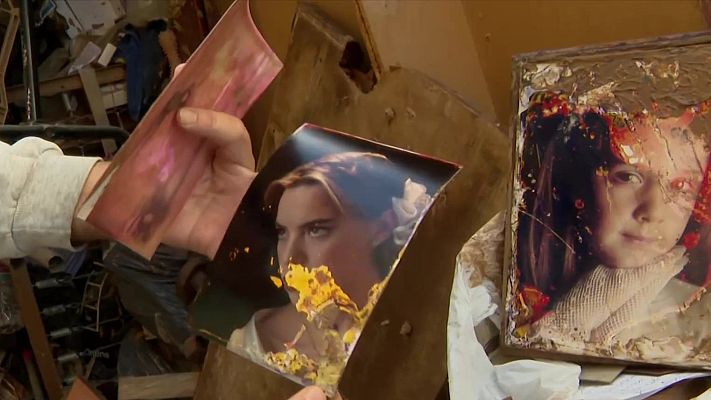 Telediario 2 - Un equipo de restauradores intenta salvar miles de fotos dañadas por la DANA