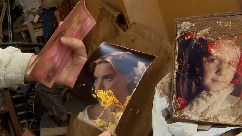 Un equipo de restauradores intenta salvar miles de fotos dañadas por la DANA | Ver