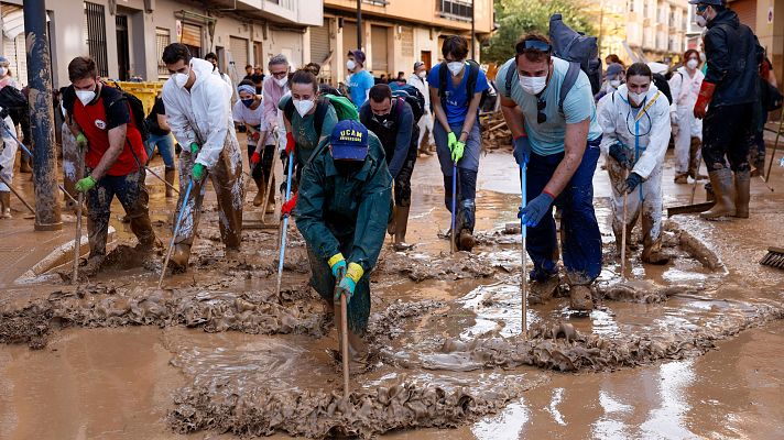 Telediario Fin de Semana - Miles de voluntarios ayudan a limpiar las zonas afectadas por la DANA