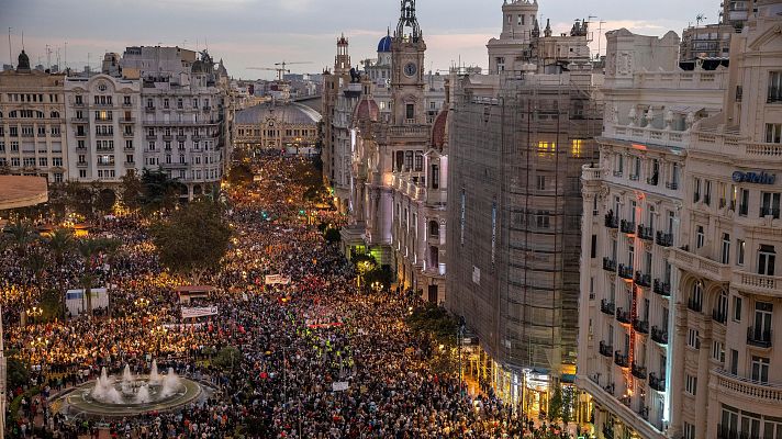 Telediario Fin de Semana - Una marcha multitudinaria pide en Valencia la dimisión de Mazón