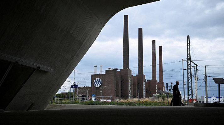 Telediario 1 - Volkswagen, un gigante en crisis: la empresa plantea el cierre de tres fábricas en Alemania